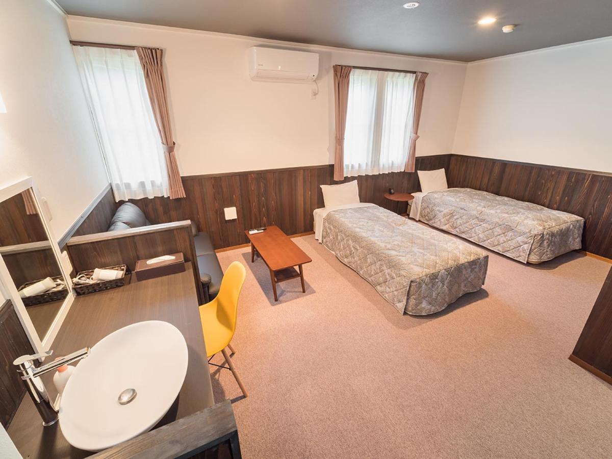 The Pageant Hostel Нико Екстериор снимка