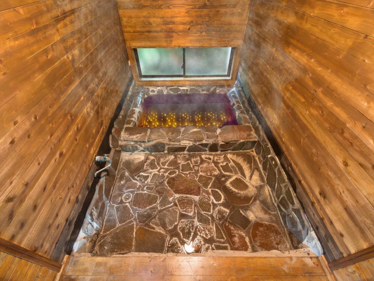 The Pageant Hostel Нико Екстериор снимка